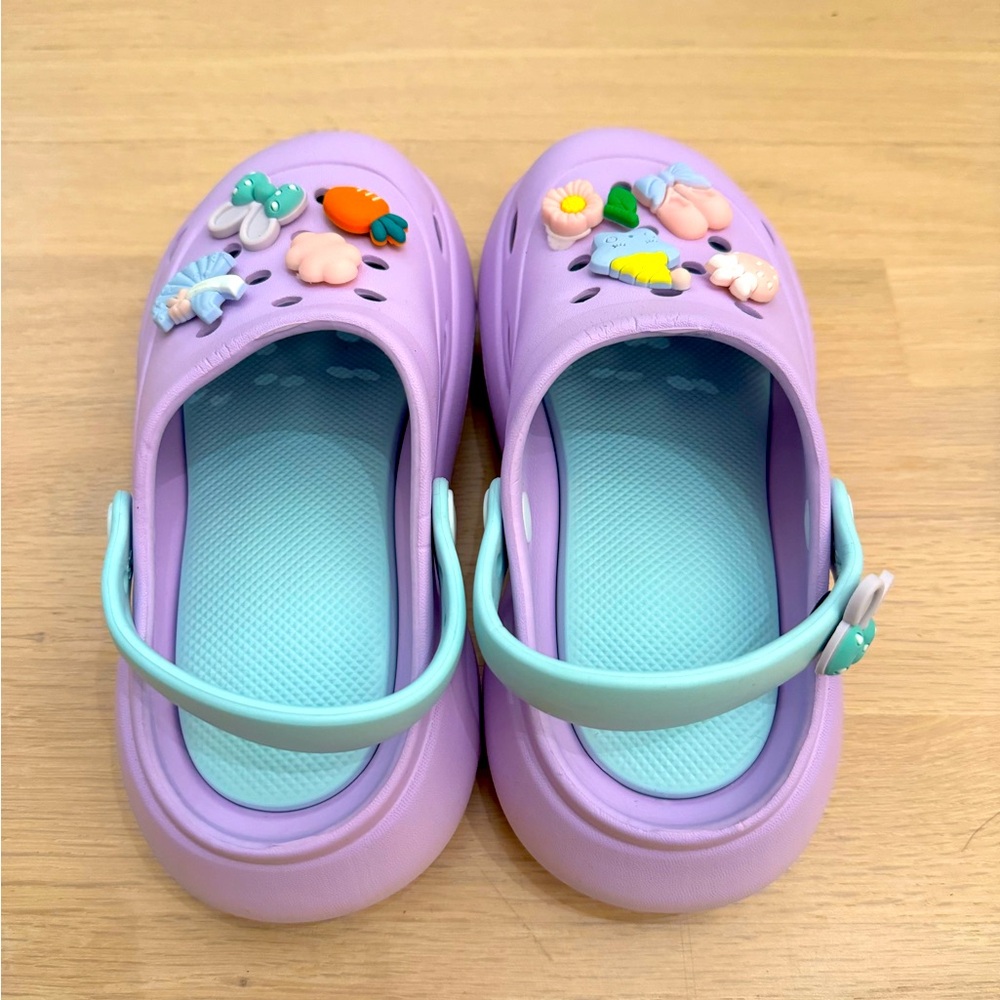 NWT Girls crocs sandal, size 2 big kids